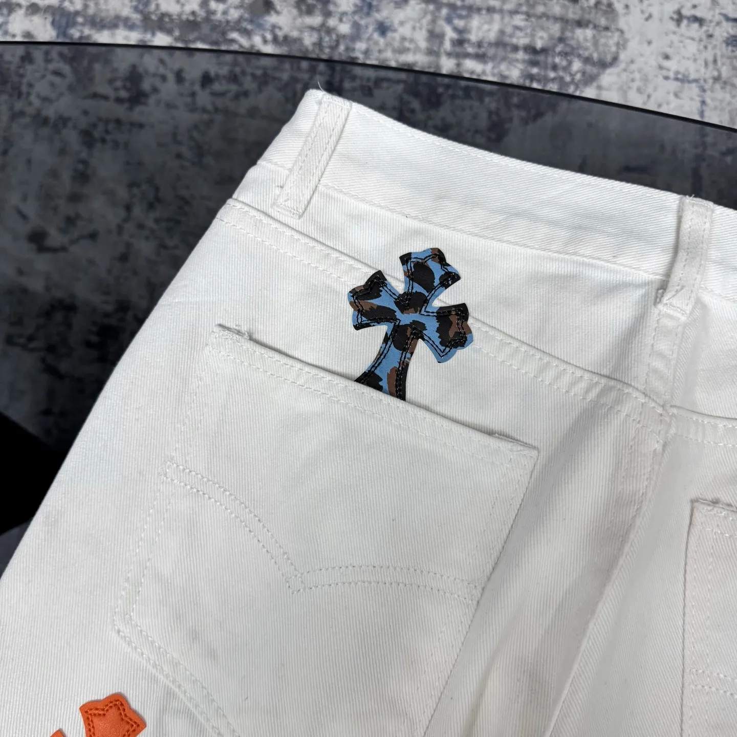 P250 Chrome Hearts｜Chrome Hearts 2025 New Orange Blue Leopard Print Cross Patch Leather Couple Style Washed Loose Jeans. Styles with different wash textures are very friendly to people with thin legs and thick legs. The straight and loose version is very flattering to the moderate length of the legs that will never go out of style. They can be matched easily and casually. They are the basis for various styles of styling and are a must-have in the wardrobe! The fabric is stiff but also makes the upper body soft without losing texture. The washing process is even more perfect. It is a must-have item for everyone! ! ! Color: white Size: 28/30/32/34 Waist: 71/76/81/86 Pants length: 98/100/102/104